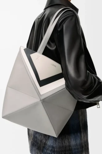 Bolso tote Puzzle Fold mediano en piel de becerro napa Gris/Light Ghost