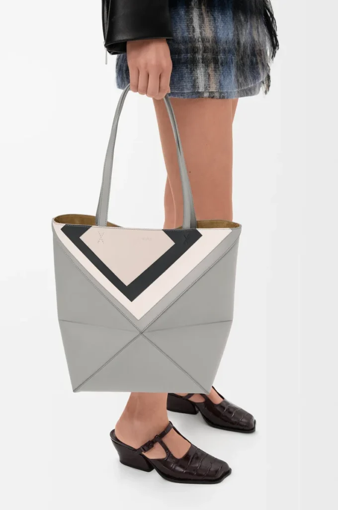 Bolso tote Puzzle Fold mediano en piel de becerro napa Gris/Light Ghost Bolso tote Puzzle Fold mediano en piel de becerro napa Gris/Light Ghost