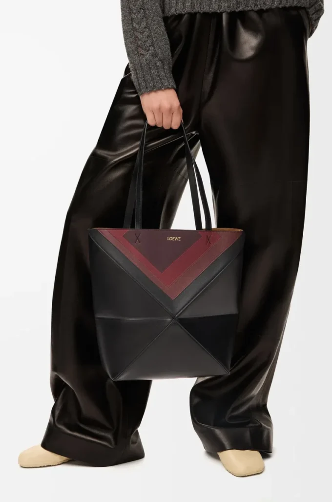 Bolso tote Puzzle Fold mediano en piel de becerro napa Negro/Burdeos Bolso tote Puzzle Fold mediano en piel de becerro napa Negro/Burdeos