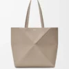 Bolso tote Puzzle Fold mediano horizontal en piel de becerro granulada suave Color arcilla Bolso tote Puzzle Fold mediano horizontal en piel de becerro granulada suave Color arcilla