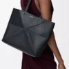 Bolso tote Puzzle Fold mediano horizontal en piel de becerro granulada suave, color negro Bolso tote Puzzle Fold mediano horizontal en piel de becerro granulada suave, color negro