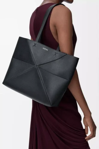 Bolso tote Puzzle Fold mediano horizontal en piel de becerro granulada suave, color negro