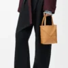 Bolso tote Puzzle Fold mini en piel de becerro brillante Warm Desert Bolso tote Puzzle Fold mini en piel de becerro brillante Warm Desert