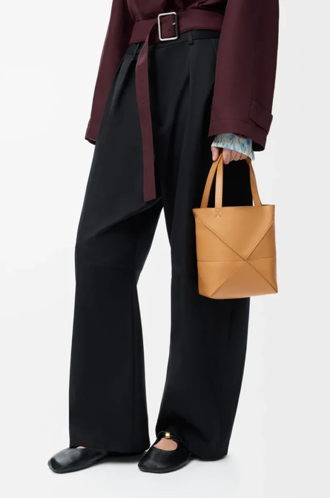 Bolso tote Puzzle Fold mini en piel de becerro brillante Warm Desert Bolso tote Puzzle Fold mini en piel de becerro brillante Warm Desert