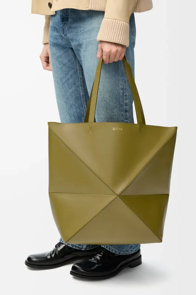 Bolso tote Puzzle Fold XL en piel de becerro brillante color oliva Bolso tote Puzzle Fold XL en piel de becerro brillante color oliva