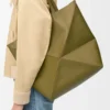 Bolso tote Puzzle Fold XL en piel de becerro brillante color oliva Bolso tote Puzzle Fold XL en piel de becerro brillante color oliva