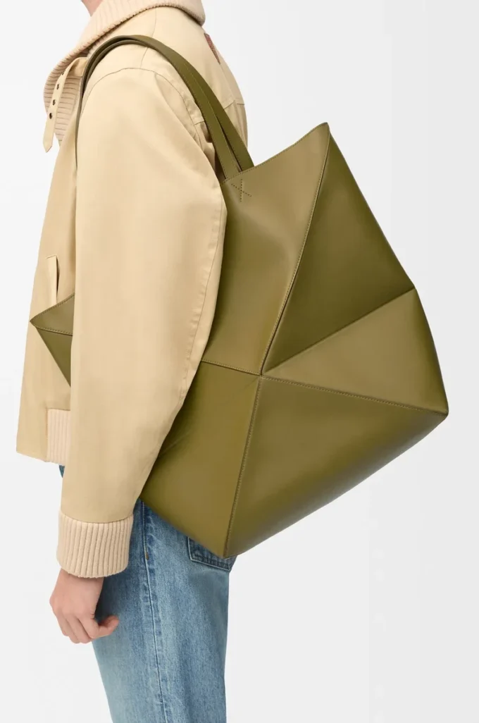 Bolso tote Puzzle Fold XL en piel de becerro brillante color oliva Bolso tote Puzzle Fold XL en piel de becerro brillante color oliva