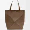 Bolso tote XL Puzzle Fold en piel de becerro brillante color umbra Bolso tote XL Puzzle Fold en piel de becerro brillante color umbra