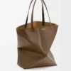 Bolso tote XL Puzzle Fold en piel de becerro brillante color umbra Bolso tote XL Puzzle Fold en piel de becerro brillante color umbra