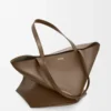 Bolso tote XL Puzzle Fold en piel de becerro brillante color umbra Bolso tote XL Puzzle Fold en piel de becerro brillante color umbra