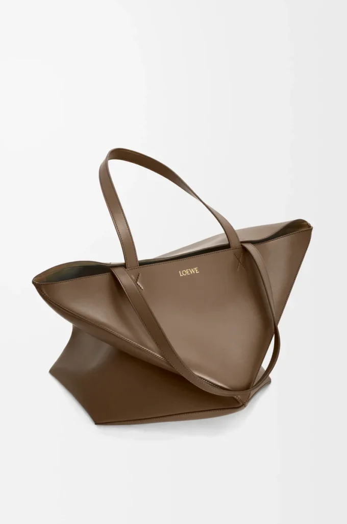 Bolso tote XL Puzzle Fold en piel de becerro brillante color umbra Bolso tote XL Puzzle Fold en piel de becerro brillante color umbra