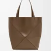 Bolso tote XL Puzzle Fold en piel de becerro brillante color umbra Bolso tote XL Puzzle Fold en piel de becerro brillante color umbra