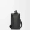 Bolso Vertical T Pocket en piel de becerro granulada suave color negro Bolso Vertical T Pocket en piel de becerro granulada suave color negro