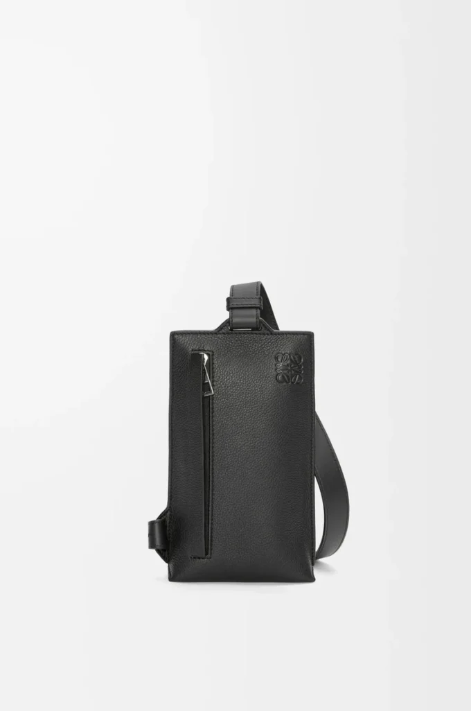 Bolso Vertical T Pocket en piel de becerro granulada suave color negro Bolso Vertical T Pocket en piel de becerro granulada suave color negro