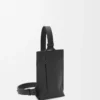 Bolso Vertical T Pocket en piel de becerro granulada suave color negro Bolso Vertical T Pocket en piel de becerro granulada suave color negro