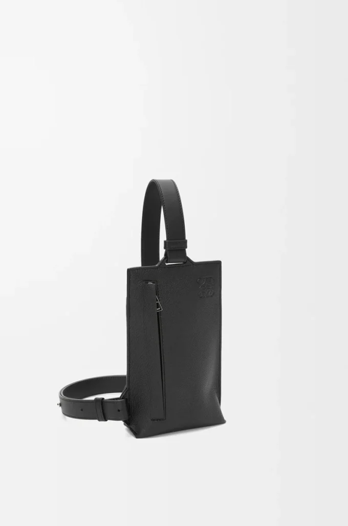 Bolso Vertical T Pocket en piel de becerro granulada suave color negro Bolso Vertical T Pocket en piel de becerro granulada suave color negro