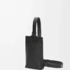 Bolso Vertical T Pocket en piel de becerro granulada suave color negro Bolso Vertical T Pocket en piel de becerro granulada suave color negro