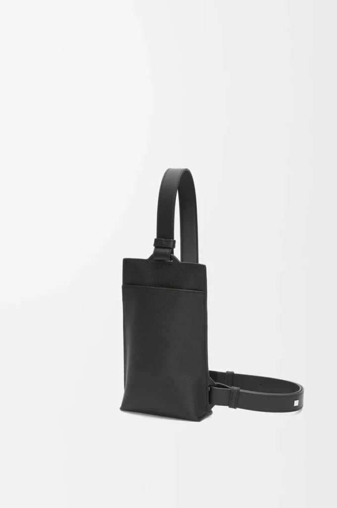 Bolso Vertical T Pocket en piel de becerro granulada suave color negro Bolso Vertical T Pocket en piel de becerro granulada suave color negro