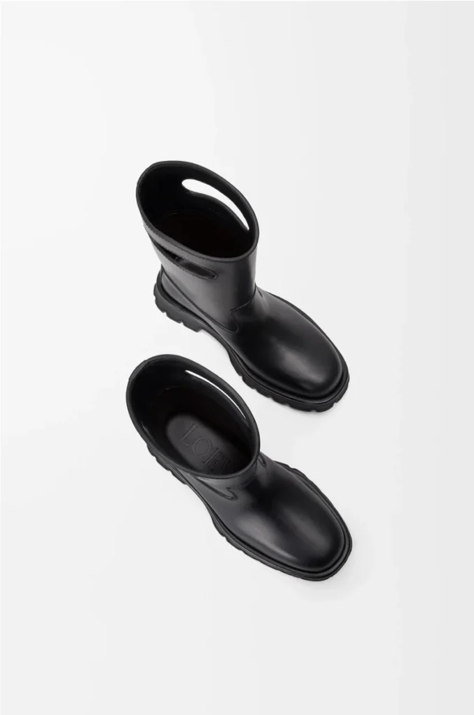 Bota Bobby en piel de becerro curtida vegetalmente. Color negro Bota Bobby en piel de becerro curtida vegetalmente. Color negro