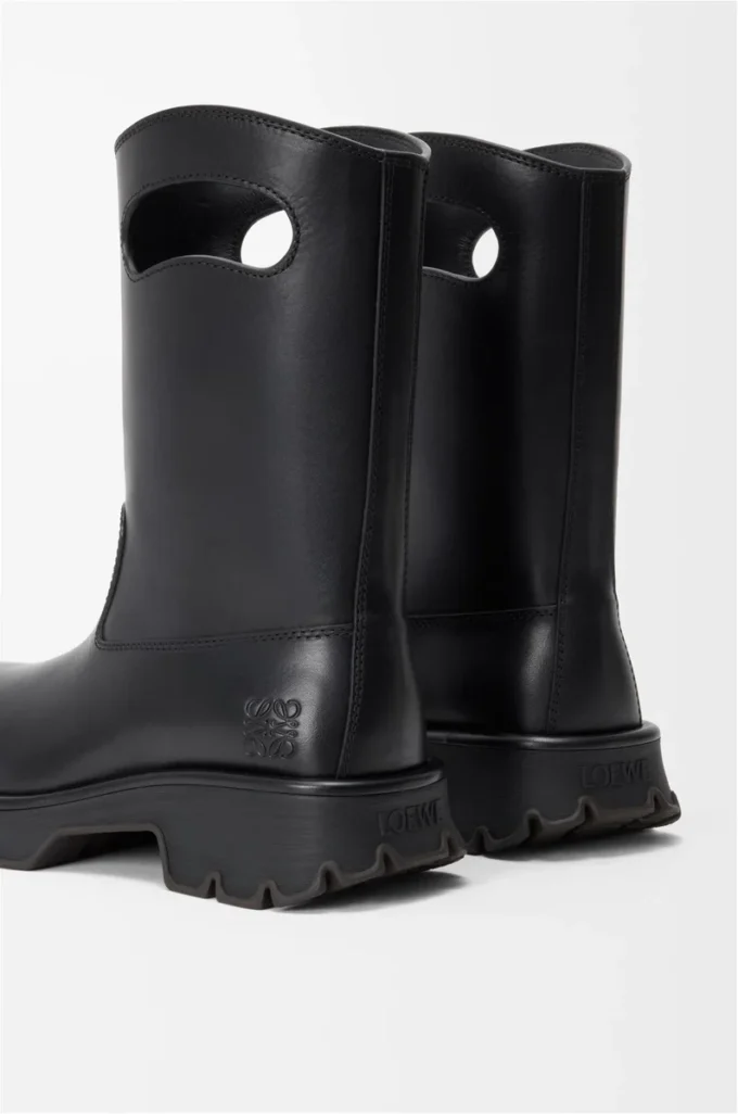 Bota Bobby en piel de becerro curtida vegetalmente. Color negro Bota Bobby en piel de becerro curtida vegetalmente. Color negro