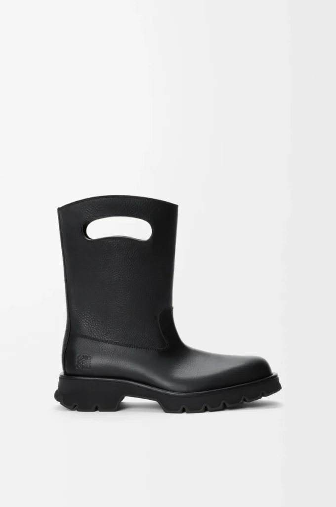 Bota Bobby en piel de becerro granulada curtida vegetalmente. Negro Bota Bobby en piel de becerro granulada curtida vegetalmente. Negro