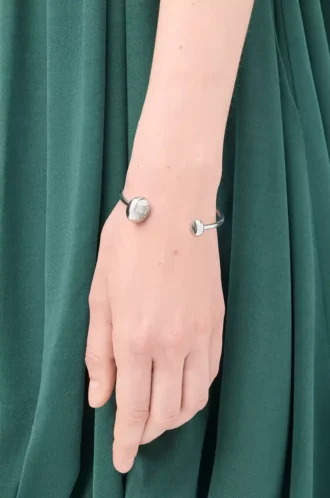 Brazalete Anagram Pebble en plata de ley Plata