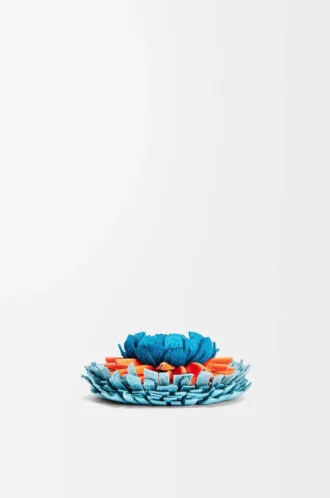 Broche de flor en piel de becerro clásica Aqua