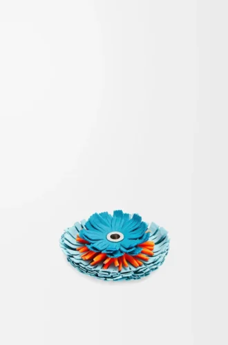 Broche de flor en piel de becerro clásica Aqua