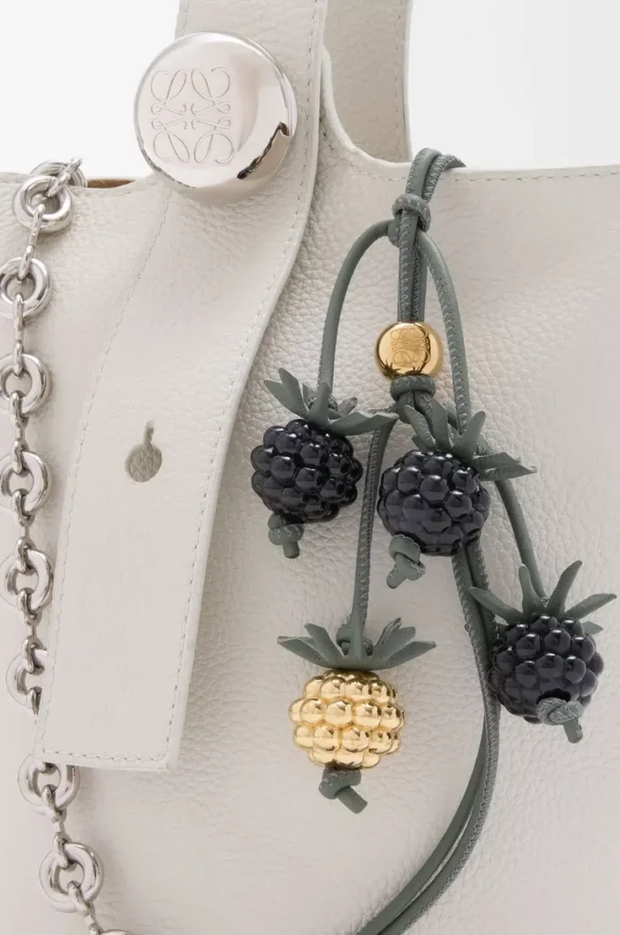 Berroza charm en piel de becerro clásica, negro/verde Berroza charm en piel de becerro clásica, negro/verde