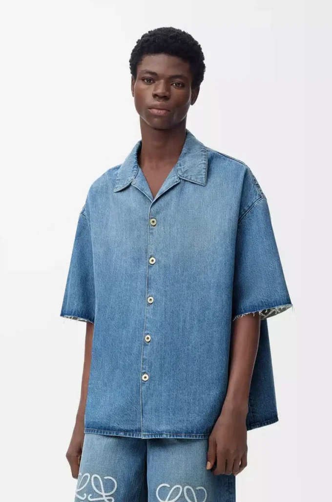 Camisa de manga corta con anagrama en denim Denim lavado Camisa de manga corta con anagrama en denim Denim lavado