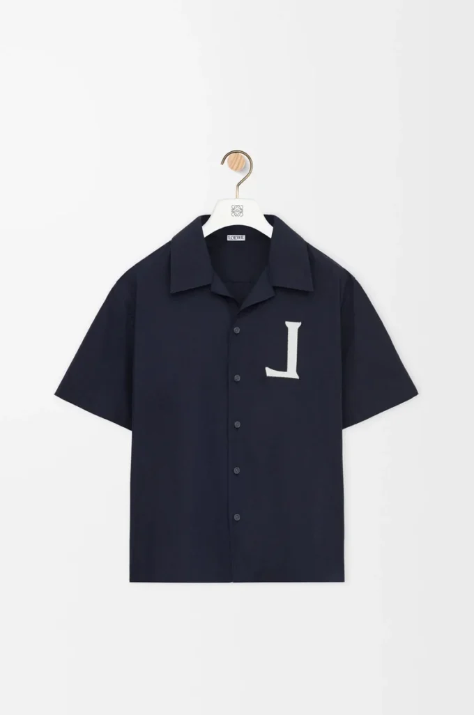 Camisa de manga corta de algodón azul marino oscuro. Camisa de manga corta de algodón azul marino oscuro.