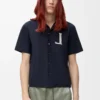 Camisa de manga corta de algodón azul marino oscuro. Camisa de manga corta de algodón azul marino oscuro.