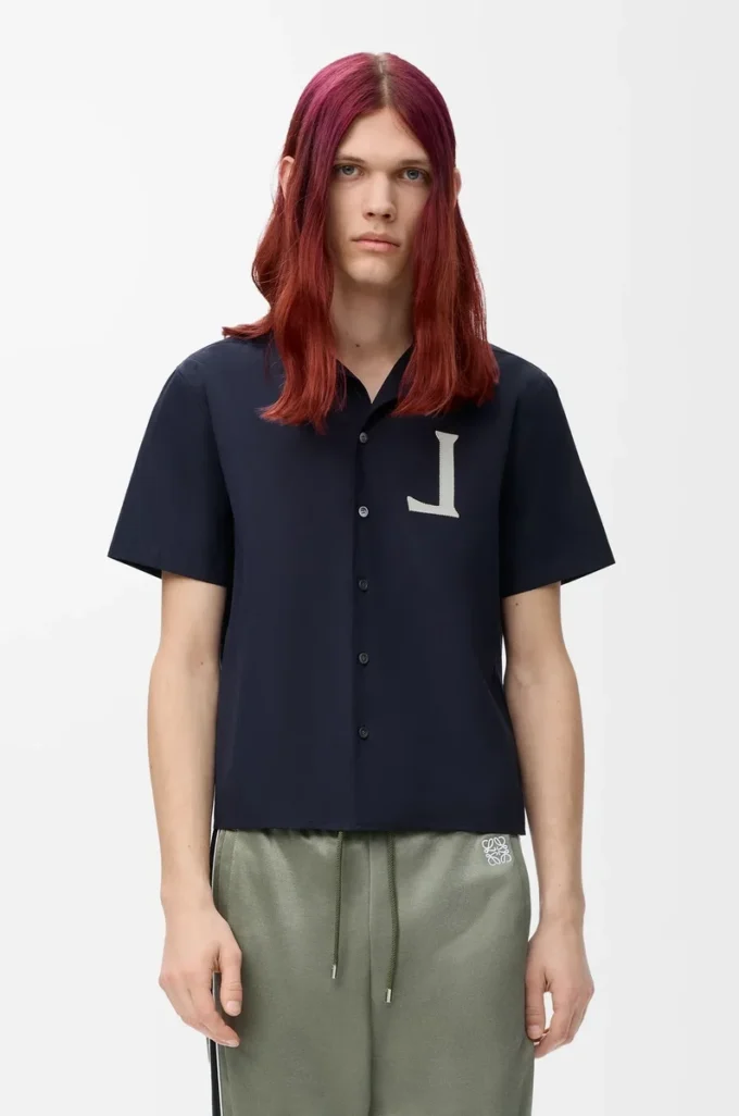 Camisa de manga corta de algodón azul marino oscuro. Camisa de manga corta de algodón azul marino oscuro.