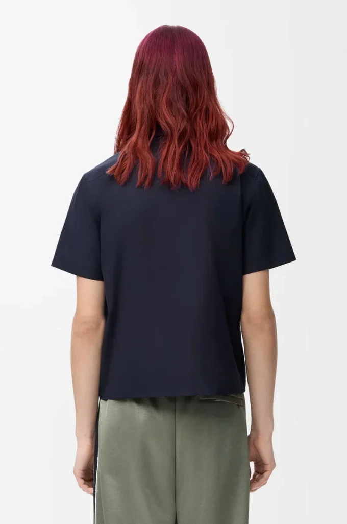 Camisa de manga corta de algodón azul marino oscuro. Camisa de manga corta de algodón azul marino oscuro.
