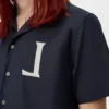 Camisa de manga corta de algodón azul marino oscuro. Camisa de manga corta de algodón azul marino oscuro.
