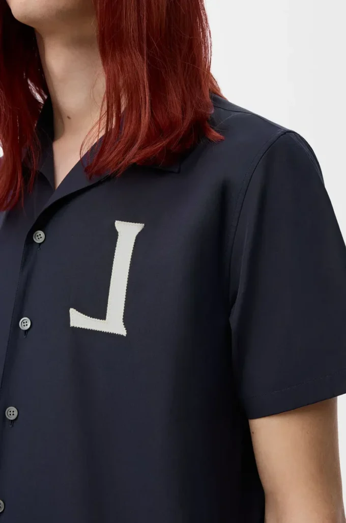 Camisa de manga corta de algodón azul marino oscuro. Camisa de manga corta de algodón azul marino oscuro.