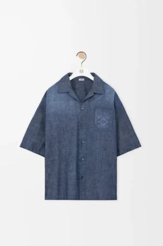 Camisa de manga corta en algodón azul lavado