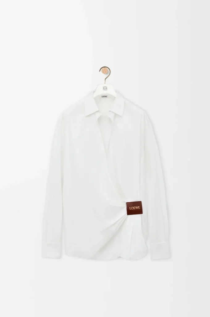 Camisa drapeada de algodón blanco Camisa drapeada de algodón blanco