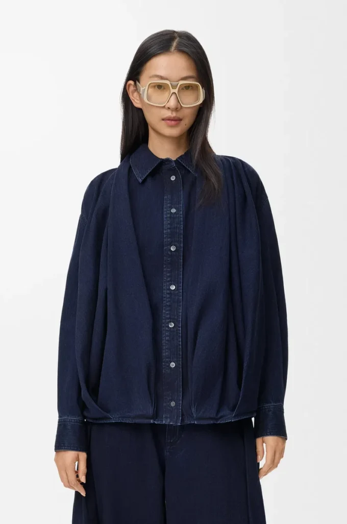 Camisa drapeada de denim índigo oscuro Camisa drapeada de denim índigo oscuro