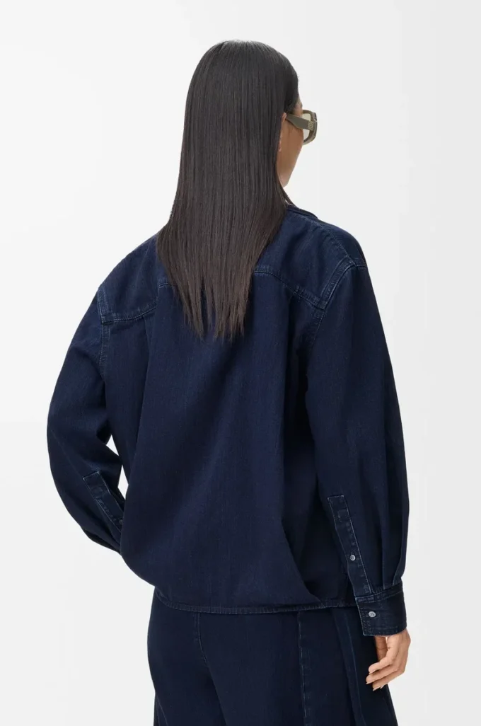 Camisa drapeada de denim índigo oscuro Camisa drapeada de denim índigo oscuro