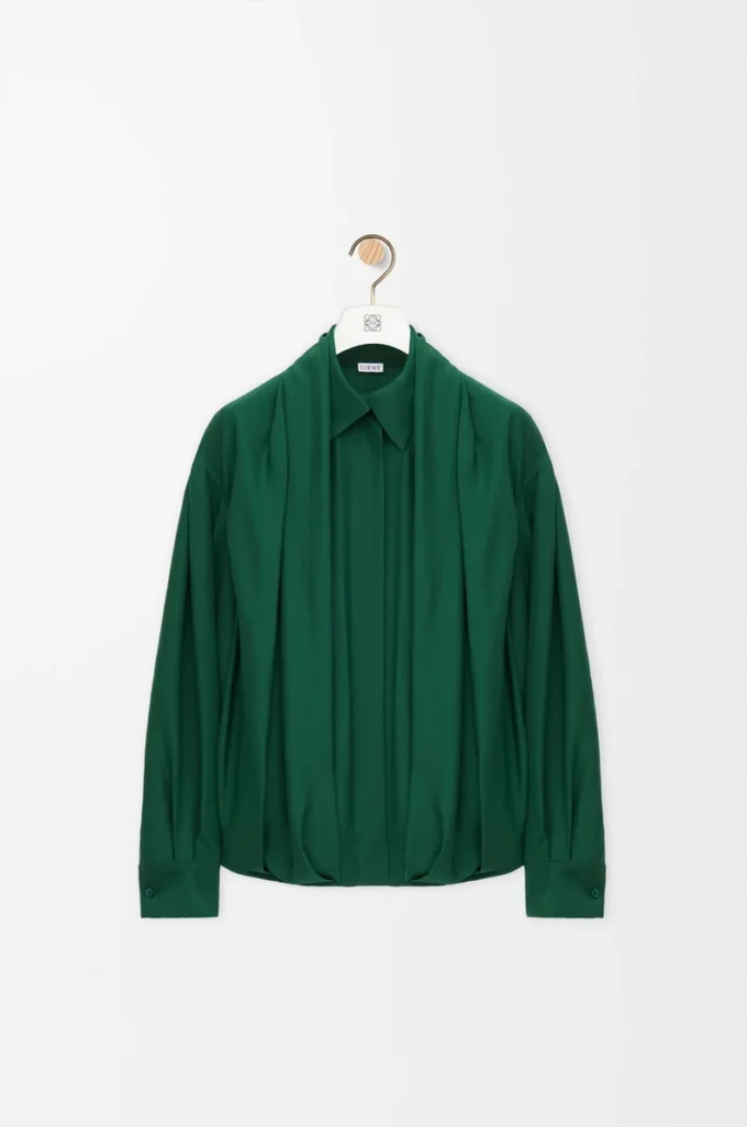 Camisa drapeada de seda verde oscuro Camisa drapeada de seda verde oscuro
