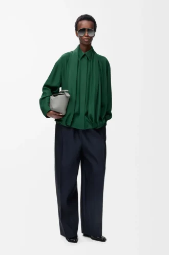 Camisa drapeada de seda verde oscuro