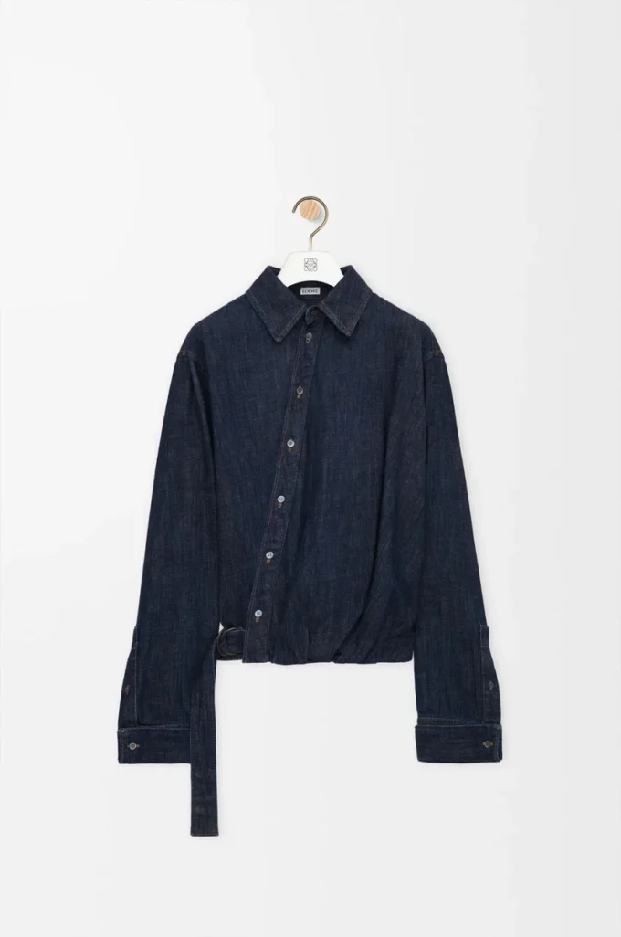 Camisa drapeada en denim azul índigo Camisa drapeada en denim azul índigo