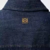 Camisa drapeada en denim azul índigo Camisa drapeada en denim azul índigo