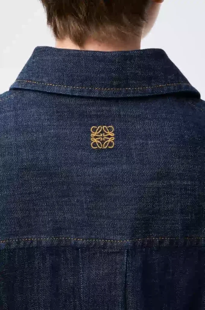 Camisa drapeada en denim azul índigo Camisa drapeada en denim azul índigo