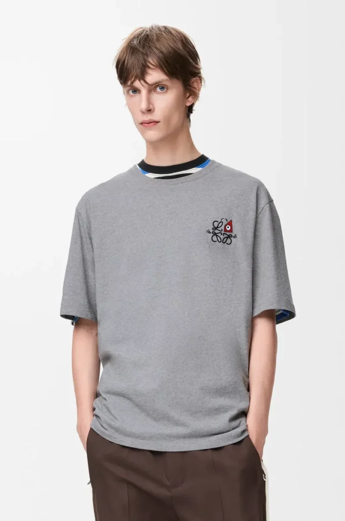 Camiseta holgada de algodón gris jaspeado. Camiseta holgada de algodón gris jaspeado.