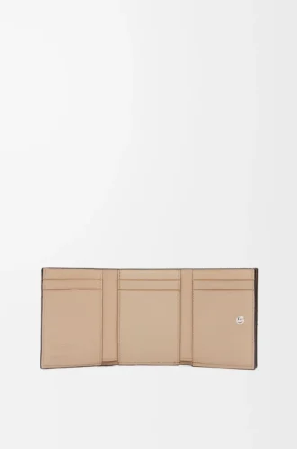 Cartera Anagram de tres pliegues en piel de becerro granulada Arena
