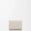 Cartera Anagram de tres pliegues en piel de becerro granulada Light Ghost Cartera Anagram de tres pliegues en piel de becerro granulada Light Ghost