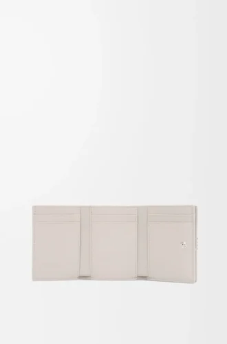 Cartera Anagram de tres pliegues en piel de becerro granulada Light Ghost