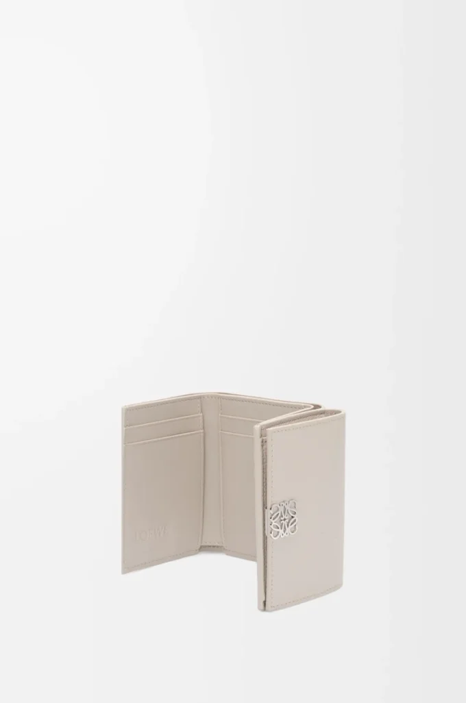 Cartera Anagram de tres pliegues en piel de becerro granulada Light Ghost Cartera Anagram de tres pliegues en piel de becerro granulada Light Ghost